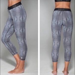NWOT AURUM Cropped Leggings Steel Scales P